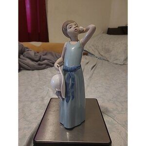 Lladro RETIRED - 5010 Prissy Couffier - Girl hold shell with straw hat